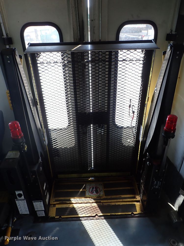 image for item DE0891 2010 Ford E450 Super Duty shuttle bus