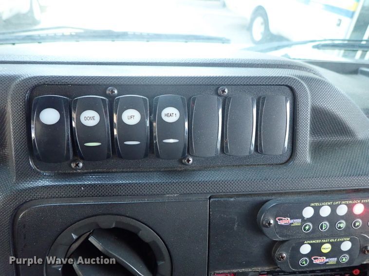 image for item DE0893 2010 Ford E450 Super Duty shuttle bus