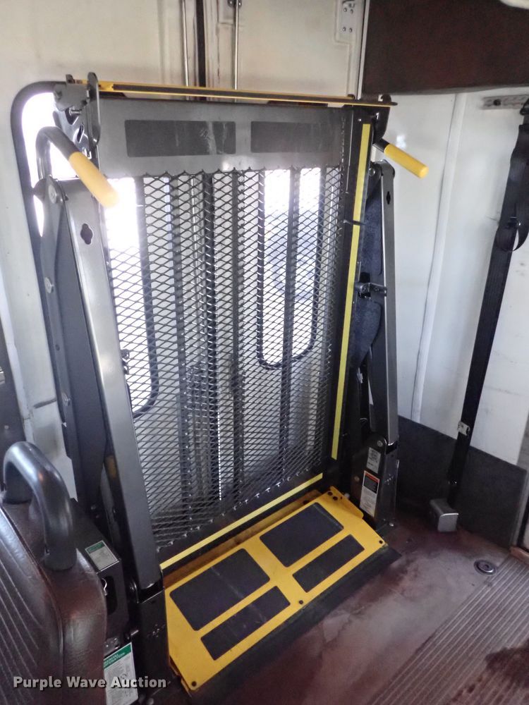 image for item DE0893 2010 Ford E450 Super Duty shuttle bus