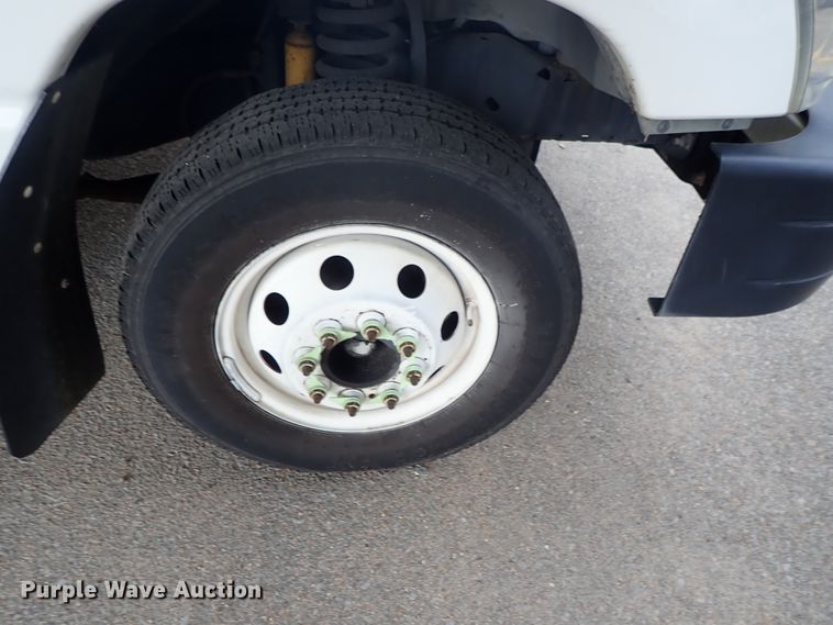 image for item DE0893 2010 Ford E450 Super Duty shuttle bus