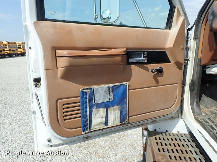 image for item DE0932 1994 GMC TopKick C6500 bucket truck