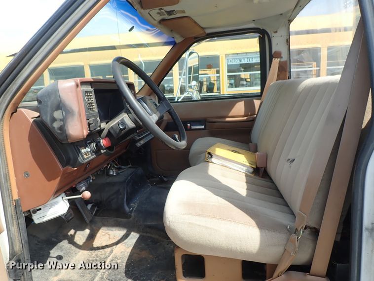 image for item DE0932 1994 GMC TopKick C6500 bucket truck