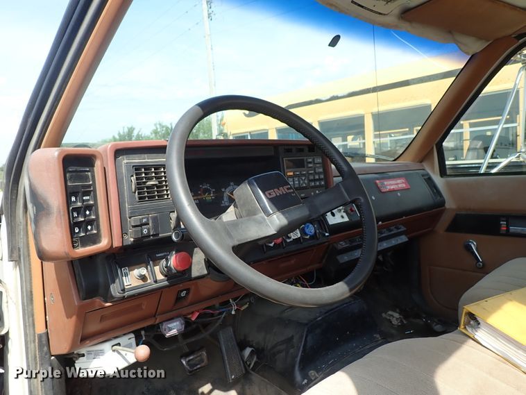 image for item DE0932 1994 GMC TopKick C6500 bucket truck