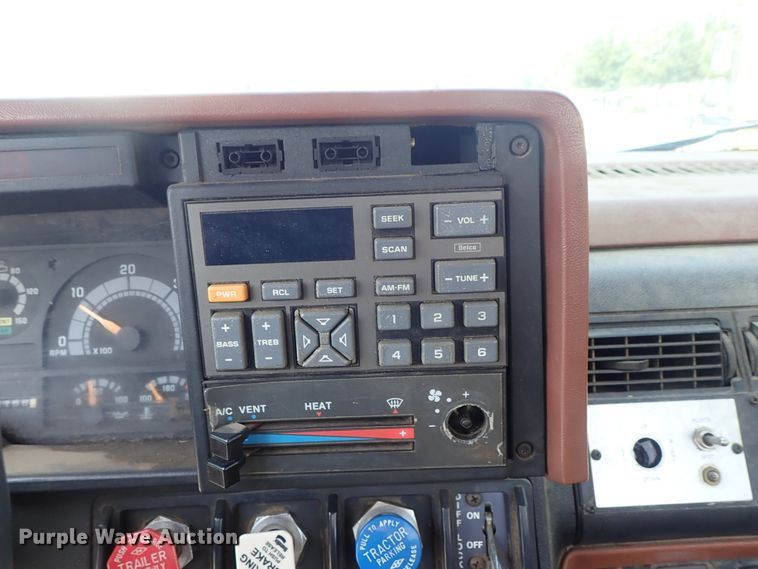 image for item DE0932 1994 GMC TopKick C6500 bucket truck