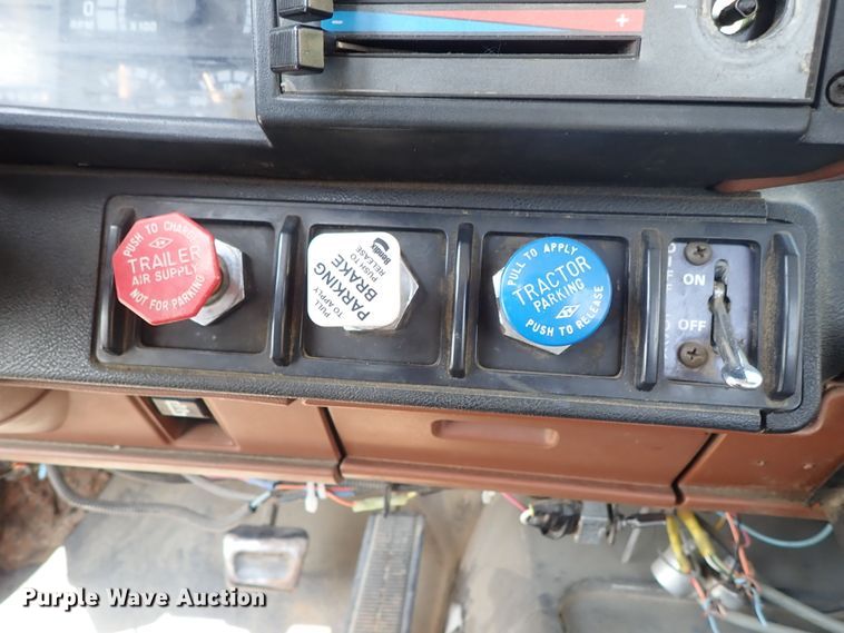 image for item DE0932 1994 GMC TopKick C6500 bucket truck