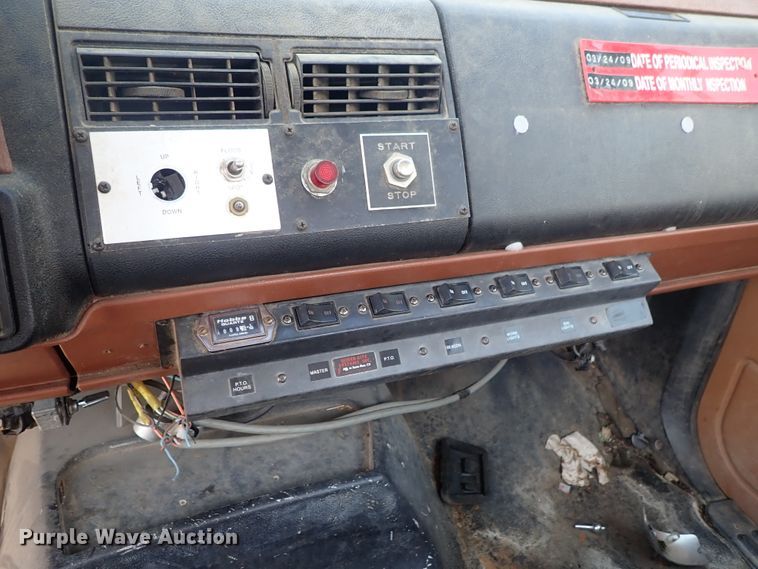 image for item DE0932 1994 GMC TopKick C6500 bucket truck