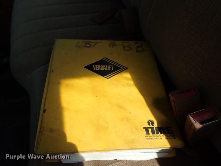 image for item DE0932 1994 GMC TopKick C6500 bucket truck