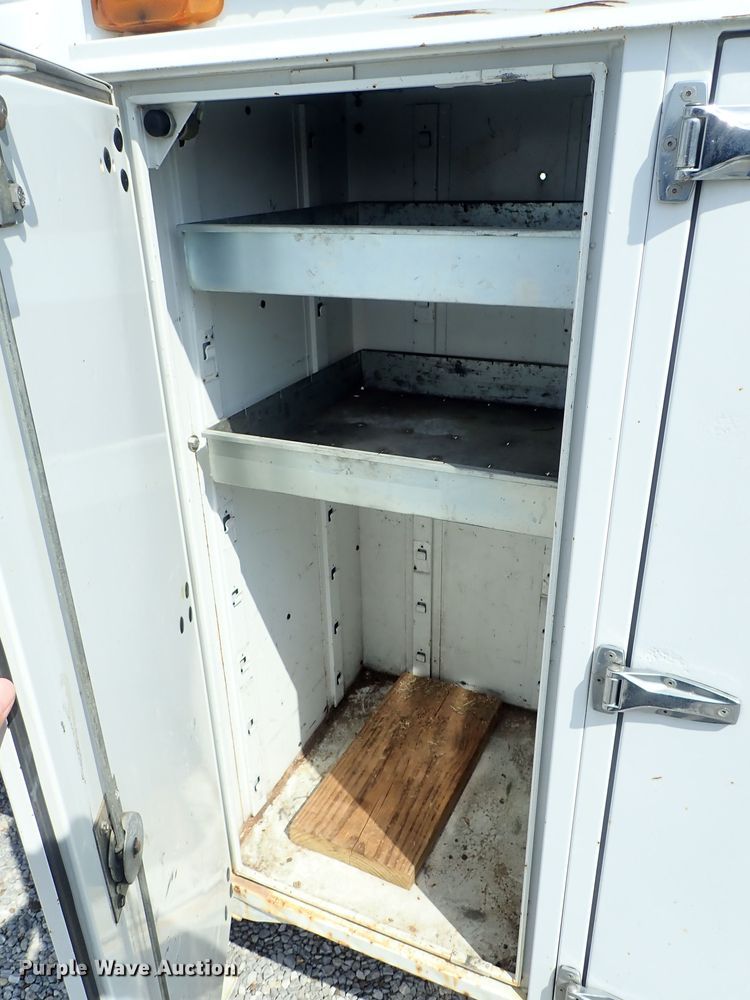 image for item DE0932 1994 GMC TopKick C6500 bucket truck