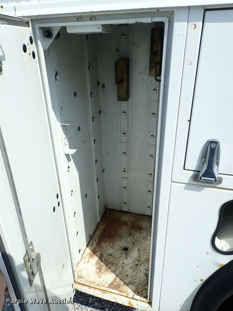 image for item DE0932 1994 GMC TopKick C6500 bucket truck