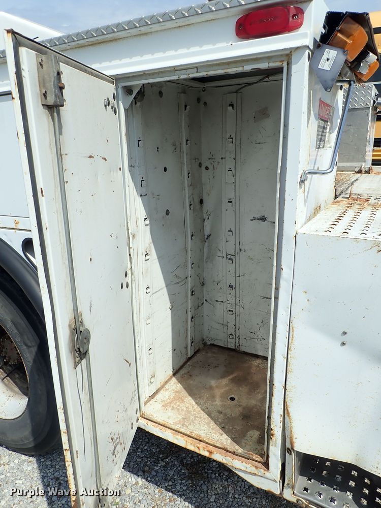 image for item DE0932 1994 GMC TopKick C6500 bucket truck