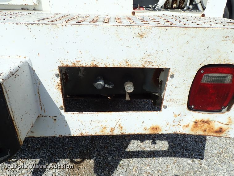 image for item DE0932 1994 GMC TopKick C6500 bucket truck