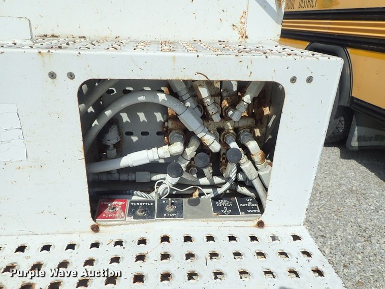 image for item DE0932 1994 GMC TopKick C6500 bucket truck