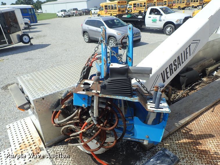 image for item DE0932 1994 GMC TopKick C6500 bucket truck