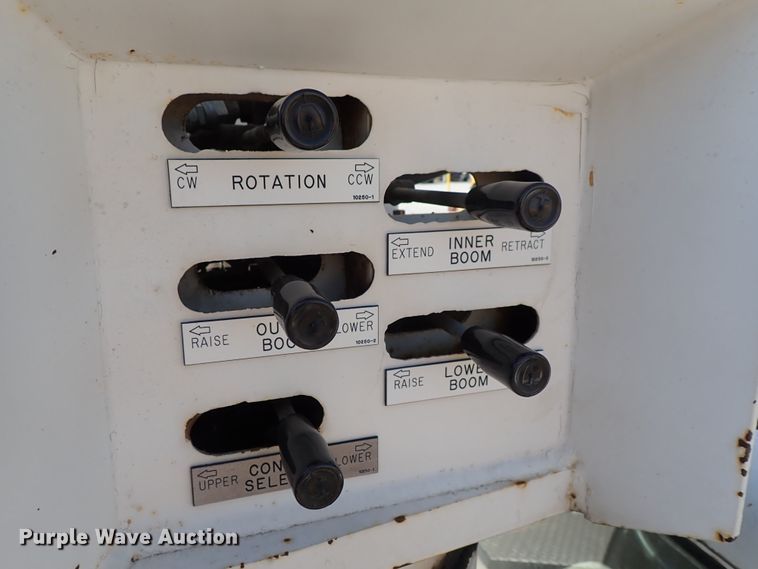 image for item DE0932 1994 GMC TopKick C6500 bucket truck