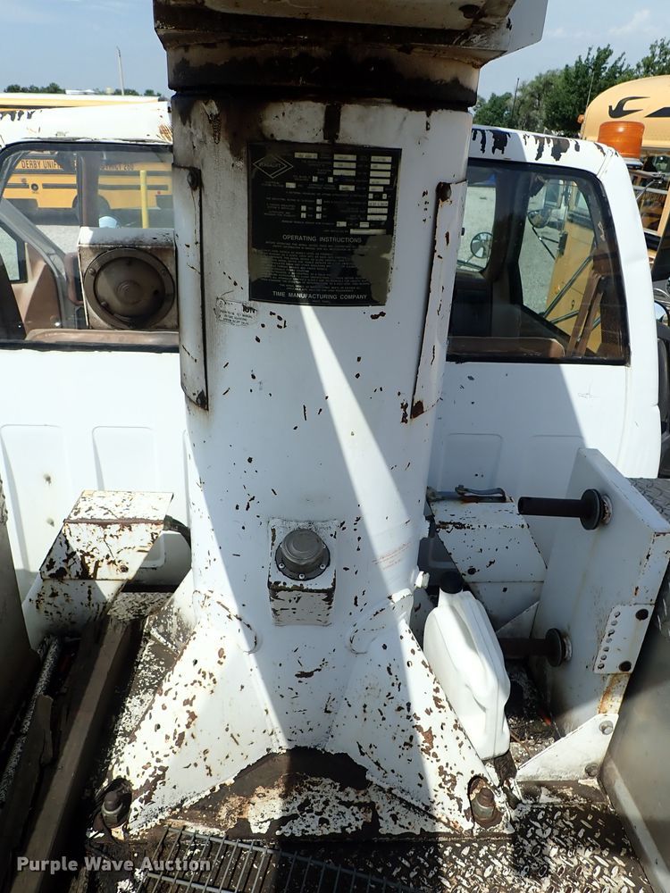 image for item DE0932 1994 GMC TopKick C6500 bucket truck