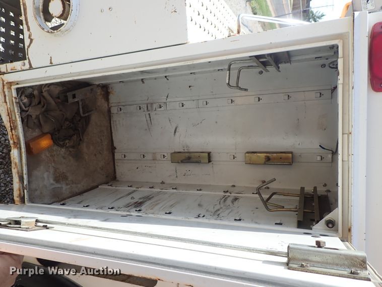 image for item DE0932 1994 GMC TopKick C6500 bucket truck