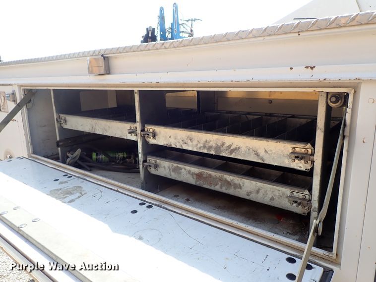 image for item DE0932 1994 GMC TopKick C6500 bucket truck