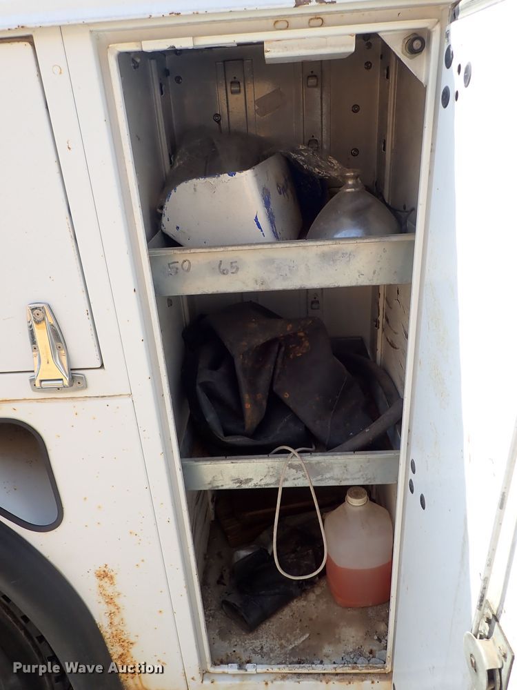 image for item DE0932 1994 GMC TopKick C6500 bucket truck