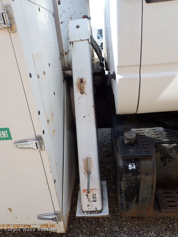 image for item DE0932 1994 GMC TopKick C6500 bucket truck