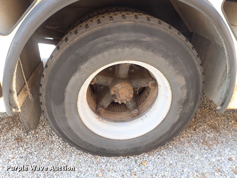 image for item DE0932 1994 GMC TopKick C6500 bucket truck