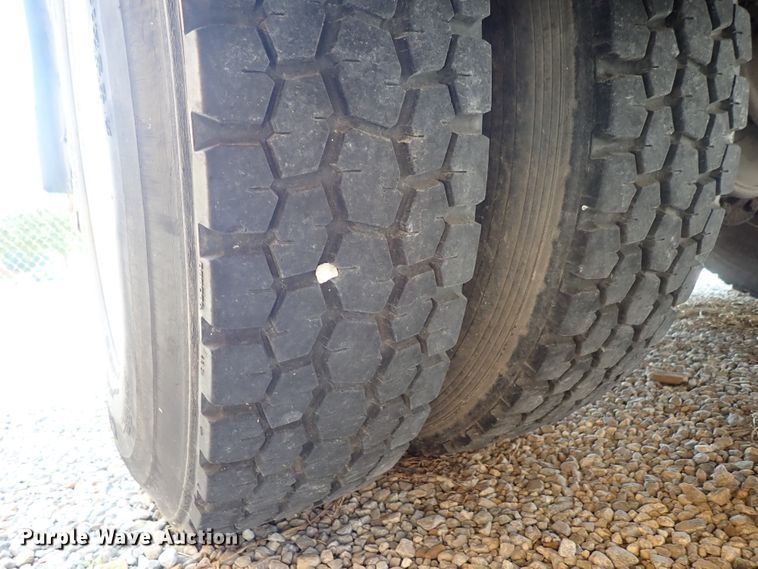 image for item DE0932 1994 GMC TopKick C6500 bucket truck