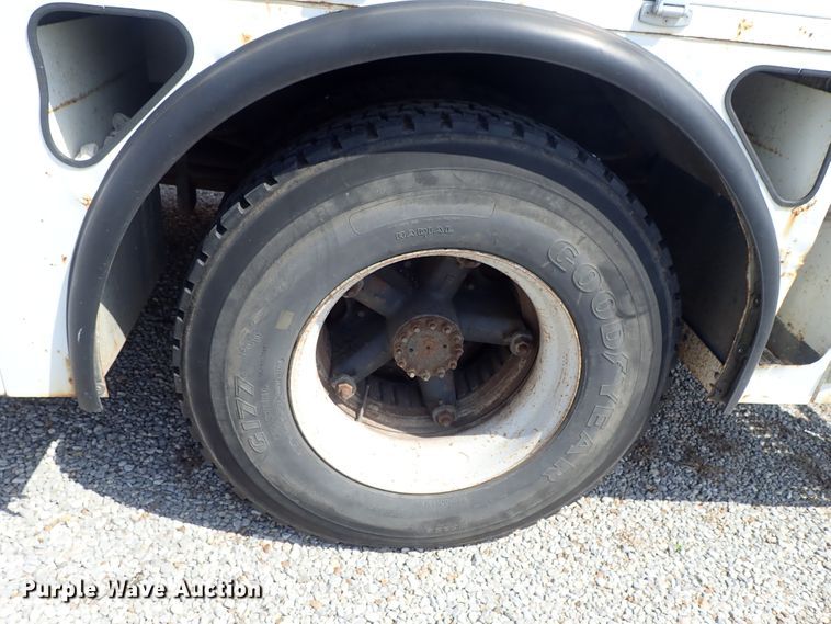 image for item DE0932 1994 GMC TopKick C6500 bucket truck