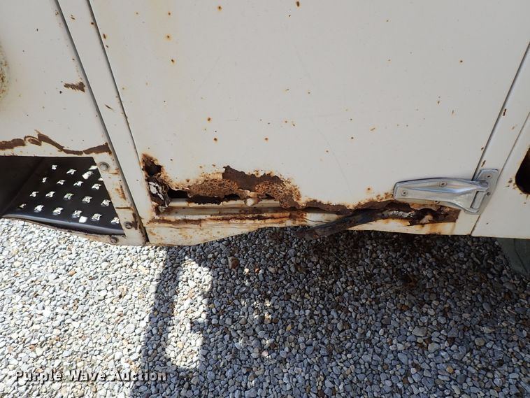 image for item DE0932 1994 GMC TopKick C6500 bucket truck