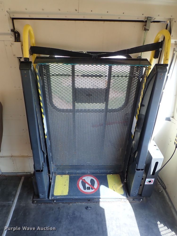 image for item DE0935 1995 Blue Bird TC2000 school bus