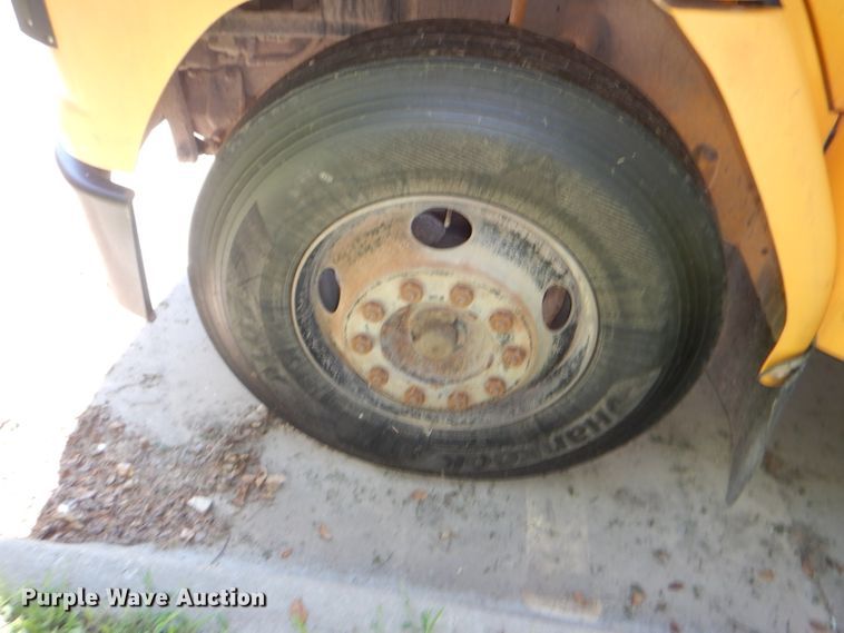 image for item DE4087 2001 Freightliner FS65 Thomas school bus