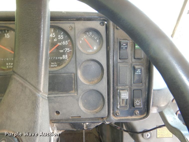 image for item DE4088 2001 Freightliner FS65 Thomas school bus