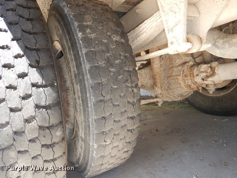 image for item DE4088 2001 Freightliner FS65 Thomas school bus