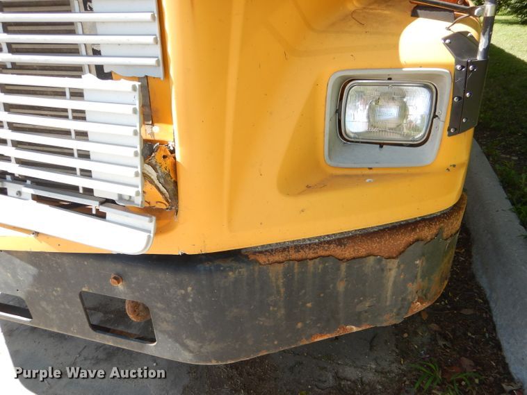 image for item DE4088 2001 Freightliner FS65 Thomas school bus