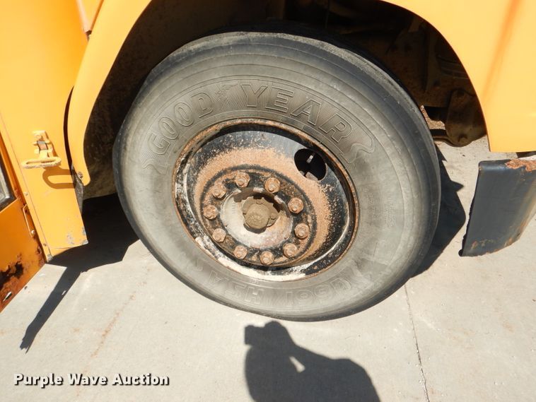 image for item DE4088 2001 Freightliner FS65 Thomas school bus