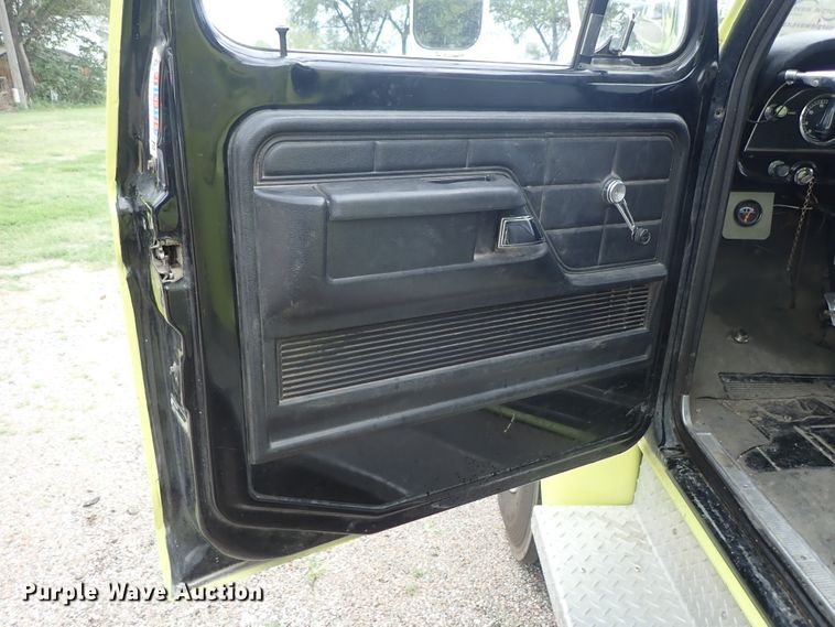 image for item DE5552 1978 Ford F700 fire truck