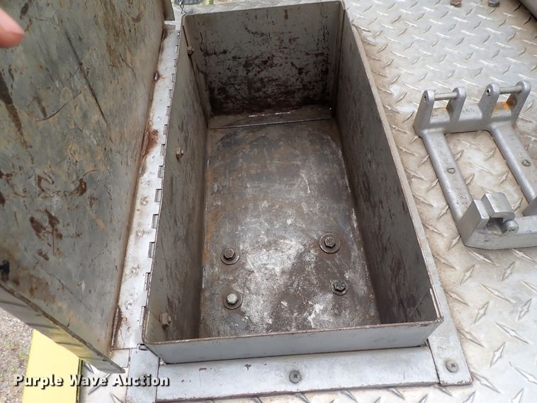 image for item DE5552 1978 Ford F700 fire truck