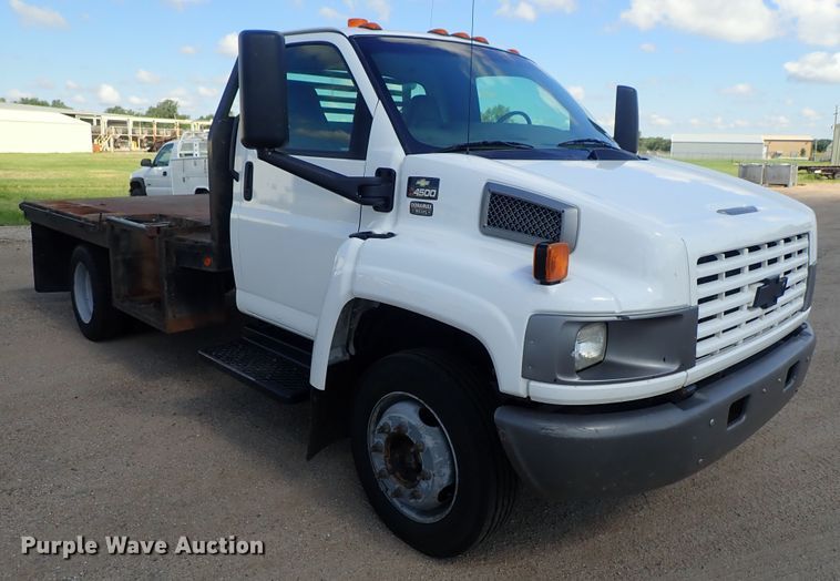 image for item DE5559 2004 GMC C4500 flatbed truck