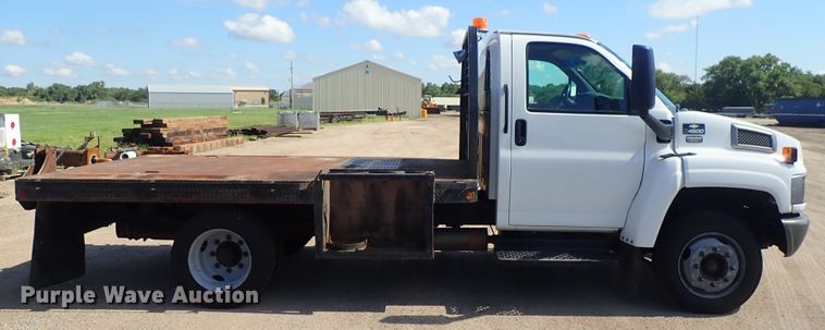 image for item DE5559 2004 GMC C4500 flatbed truck