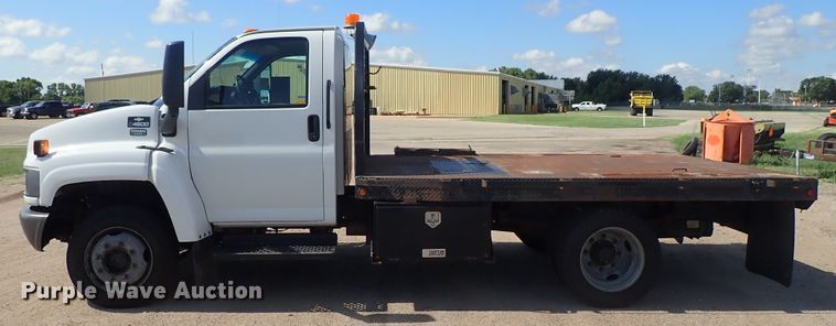 image for item DE5559 2004 GMC C4500 flatbed truck