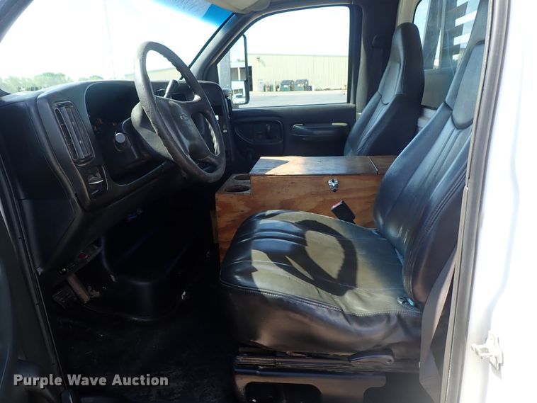 image for item DE5559 2004 GMC C4500 flatbed truck