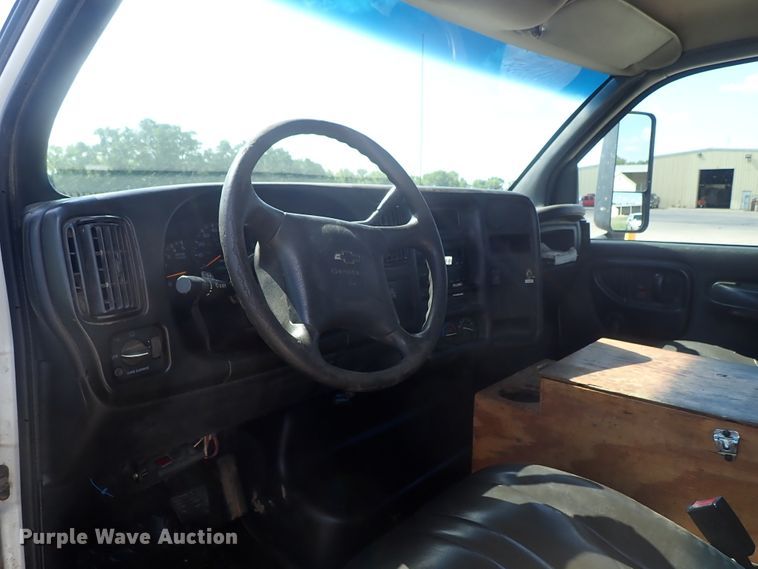 image for item DE5559 2004 GMC C4500 flatbed truck