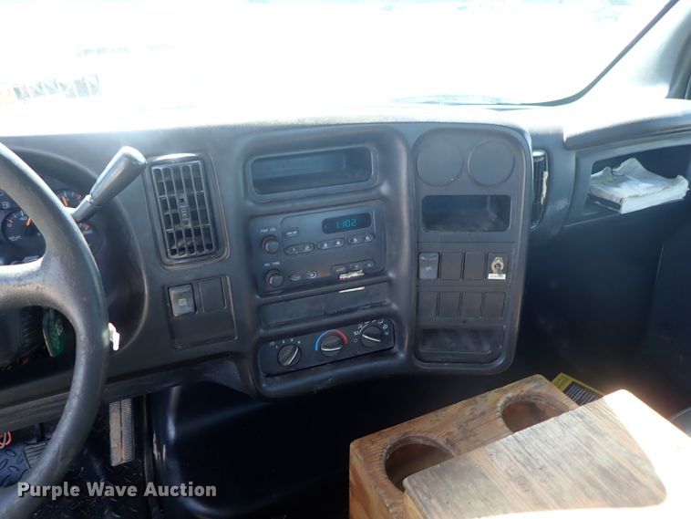 image for item DE5559 2004 GMC C4500 flatbed truck