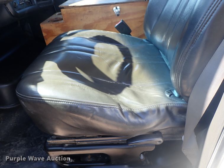 image for item DE5559 2004 GMC C4500 flatbed truck