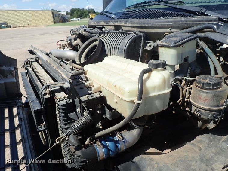 image for item DE5559 2004 GMC C4500 flatbed truck