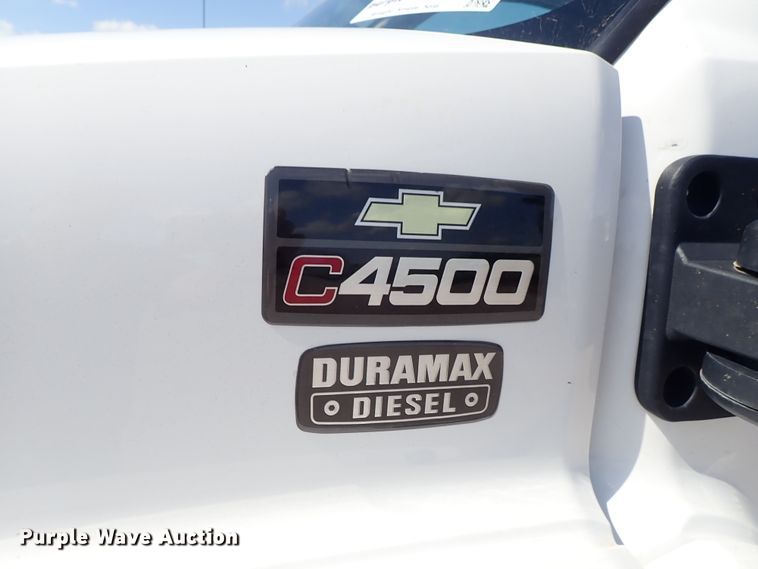 image for item DE5559 2004 GMC C4500 flatbed truck