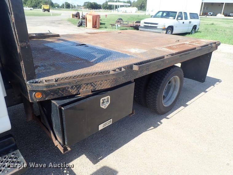 image for item DE5559 2004 GMC C4500 flatbed truck