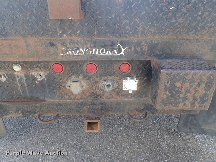 image for item DE5559 2004 GMC C4500 flatbed truck