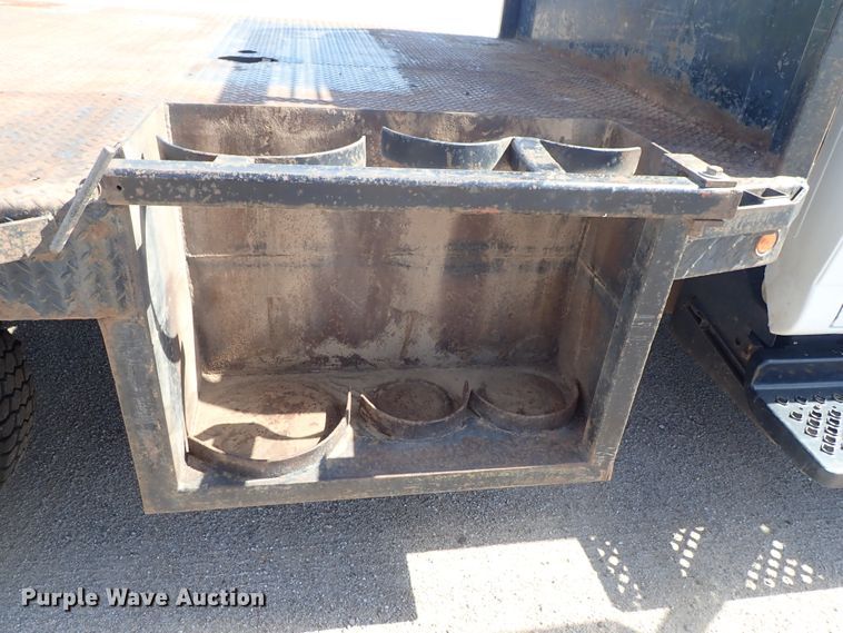 image for item DE5559 2004 GMC C4500 flatbed truck