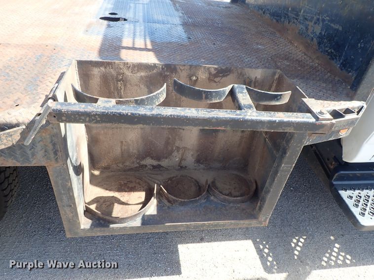 image for item DE5559 2004 GMC C4500 flatbed truck