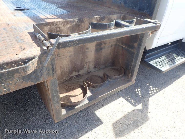 image for item DE5559 2004 GMC C4500 flatbed truck