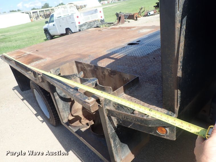 image for item DE5559 2004 GMC C4500 flatbed truck